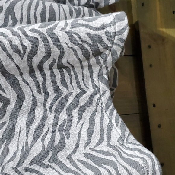 NEW REBECCA MINKOFF GREY ANIMAL ZEBRA PRINT SWEATSHIRT SIZE MEDIUM OVERSIZED NWT - Picture 5 of 8